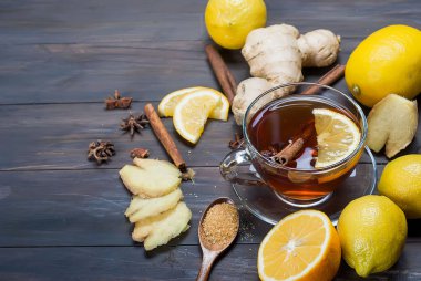 Zencefil çay limon ve bal koyu kahverengi ahşap bac üzerinde