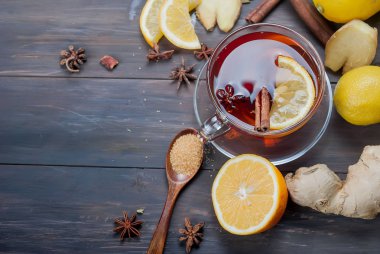 Zencefil çay limon ve bal koyu kahverengi ahşap bac üzerinde