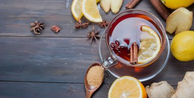 Zencefil çay limon ve bal koyu kahverengi ahşap bac üzerinde