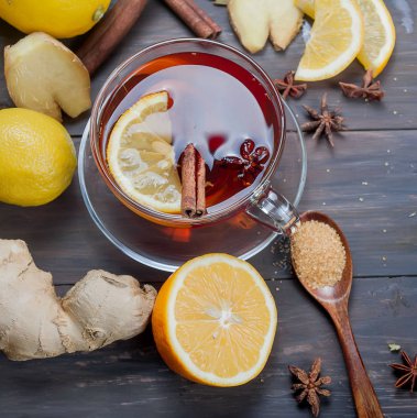 Zencefil çay limon ve bal koyu kahverengi ahşap bac üzerinde