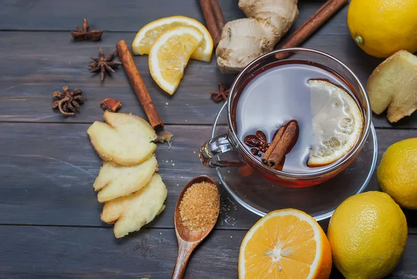 Kopp ingefära te med citron och honung på Mörkblå bakgrund, — Stockfoto