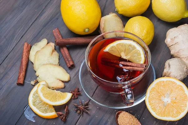 Kopp ingefära te med citron och honung på mörkt brunt trä bac — Stockfoto
