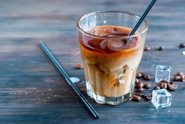 Cam sütlü buzlu kahve