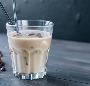Cam sütlü buzlu kahve