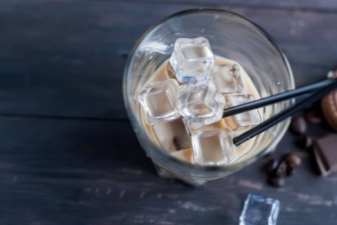 Cam sütlü buzlu kahve