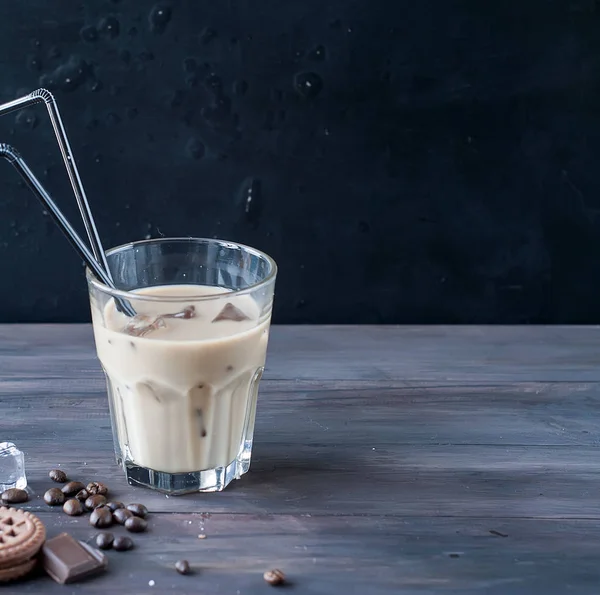 Холодный кофе с молоком в стекле — стоковое фото