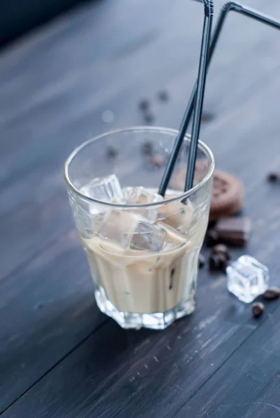 Холодный кофе с молоком в стекле — стоковое фото