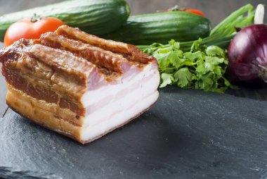 Taş kara tahta üzerinde sebze ile pastırma füme