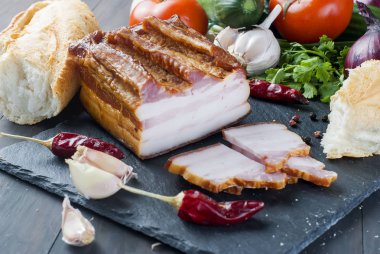 Baget ve taş kara tahta sebze ile pastırma füme