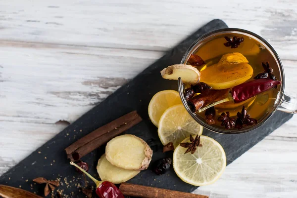 Kopp te med ingefära, citron och brunt socker — Stockfoto
