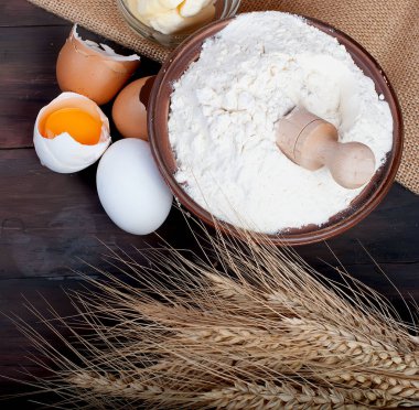 buğday unu yumurta kulaklarıyla kase ve vintage ahşap tereyağı 