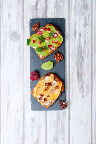 Lezzetli tatlı sandviç muz, fındık ve çikolata, kivi, s