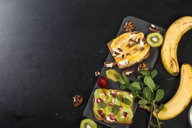 Lezzetli tatlı sandviç muz, fındık ve çikolata, kivi, s