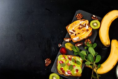 Lezzetli tatlı sandviç muz, fındık ve çikolata, kivi, s
