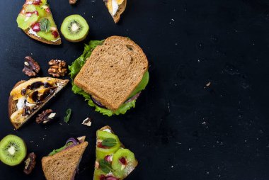 Lezzetli tatlı sandviç muz, fındık ve çikolata, kivi, s