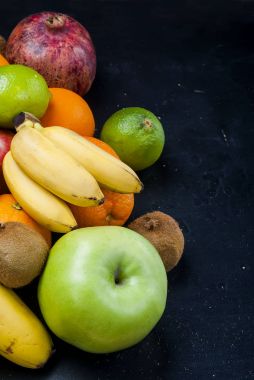 Siyah bir zemin üzerine birçok çeşitli meyve