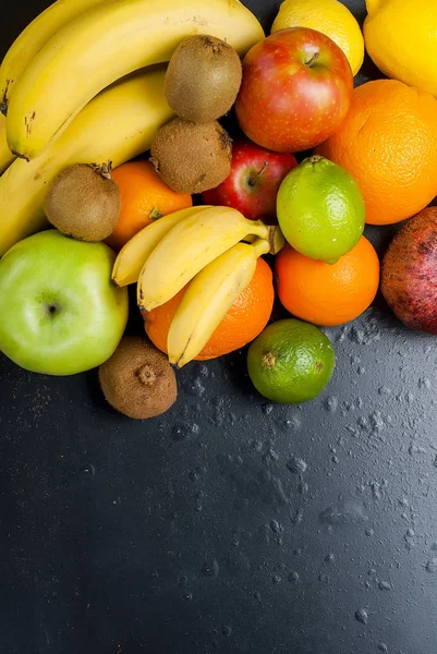 Mnoho různých druhů ovoce na černém pozadí — Stock fotografie