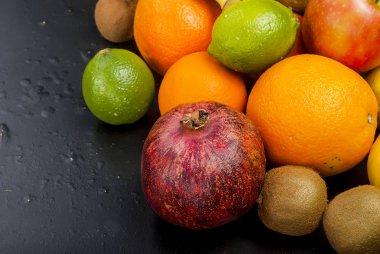 Siyah bir zemin üzerine birçok çeşitli meyve