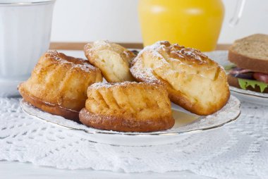 Kek, ekmek, reçel ve juce ile sağlıklı kahvaltı