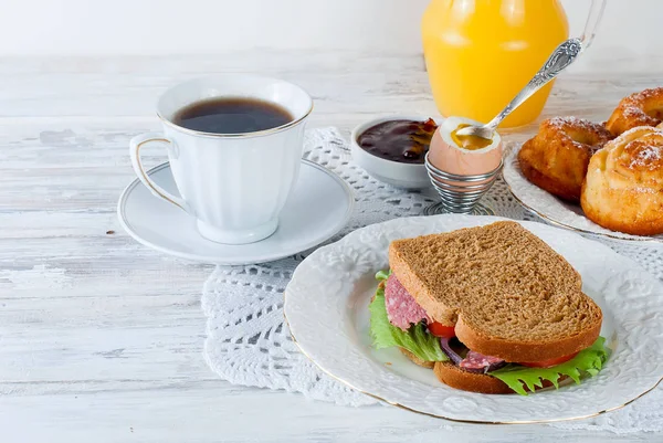 Desayuno saludable con huevo, sandviches, tostadas, mermelada y juce — Foto de Stock