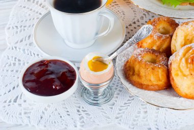 Sağlıklı kahvaltı yumurta, sandviches, kızarmış ekmek, reçel ve juce ile