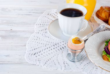 Sağlıklı kahvaltı yumurta, sandviches, kızarmış ekmek, reçel ve juce ile