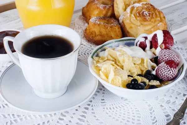 Café da manhã saudável com granola, morango, geléia e juce — Fotografia de Stock