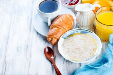 Yulaf ezmesi, kruvasan ve kahve ile sağlıklı kahvaltı