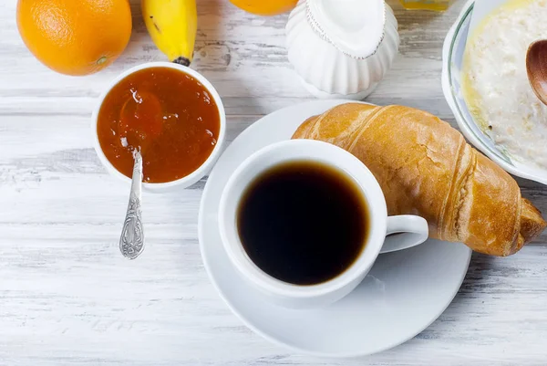 Croissant café da manhã tradicional, e café, geléia, suco de laranja — Fotografia de Stock