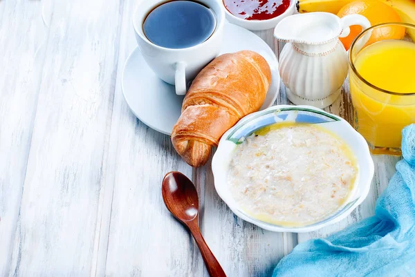Petit déjeuner sain avec flocons d'avoine au beurre, croissant et café — Photo