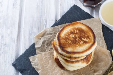 Ahşap beyaz zemin üzerine krep yığını 