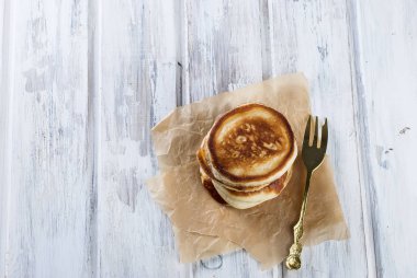 Ahşap beyaz zemin üzerine krep yığını 