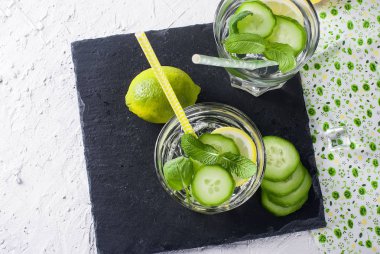 Gözlük Detoks taze organik salatalık ile limon ve nane su 