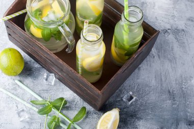 Cam sürahi ve şişe buz ve naneli limonata 