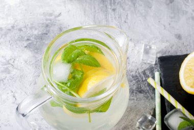 Cam sürahi buz ve naneli limonata 