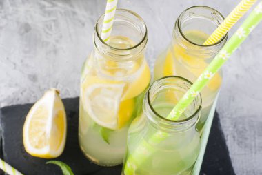 Limonata buz ve nane ile şişelerde 