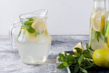 Cam sürahi ve şişe buz ve naneli limonata 