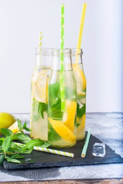 Limonata buz ve nane ile şişelerde 