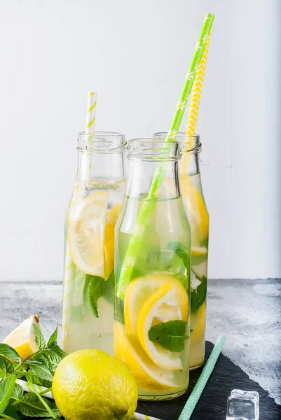 Limun dalam botol dengan es dan mint — Stok Foto