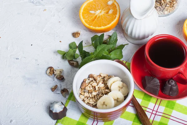 Petit déjeuner granola, une tasse de café — Photo