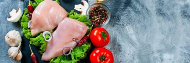Baharat ve otlar ile kesme tahtası üzerinde çiğ tavuk fileto.