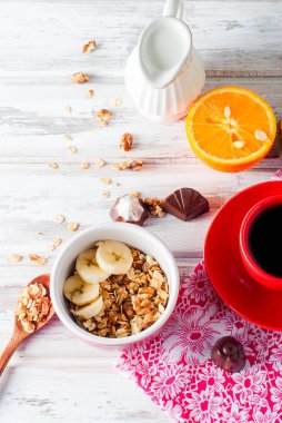 Kahvaltı granola, bir fincan kahve