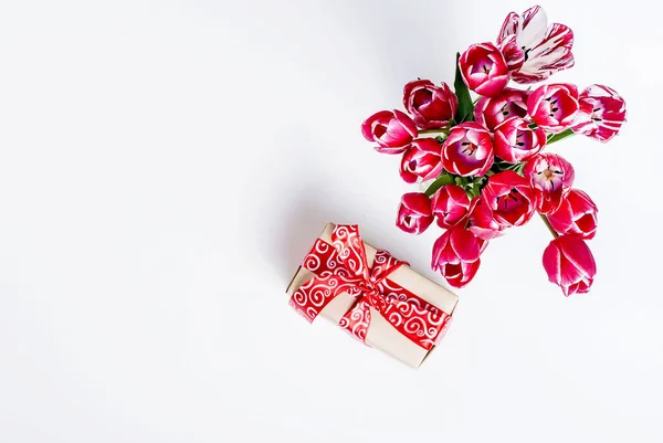 Аромат розовых тюльпанов и подарок . — стоковое фото