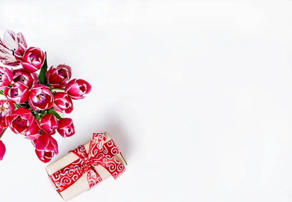 핑크 튤립 및 선물 꽃다발. — 스톡 사진