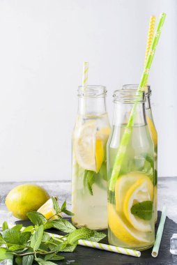 Limonata buz ve nane ile şişelerde 