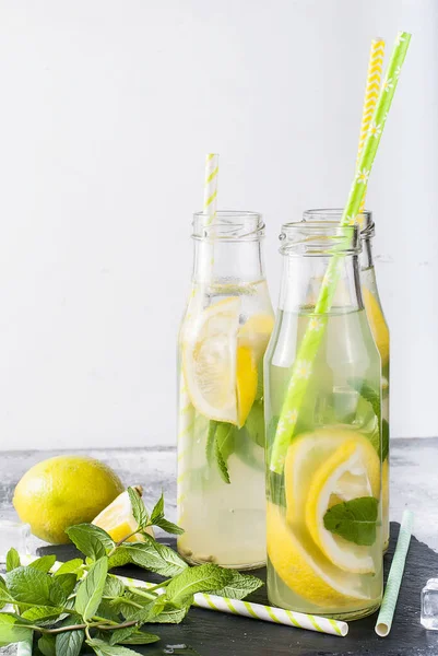 Limonata in bottiglia con ghiaccio e menta — Foto Stock