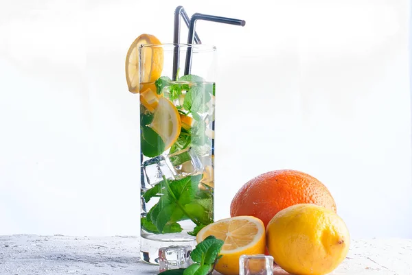 Limonade im Glas mit Eis und Minze — Stockfoto