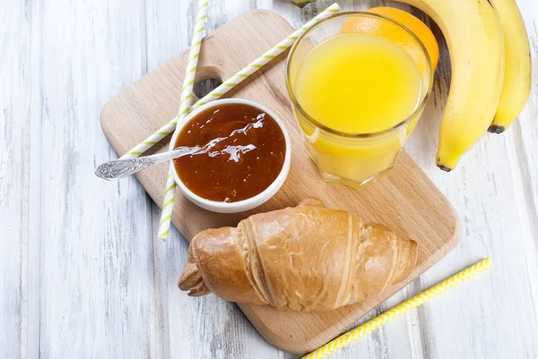 Tradiční snídani croissant a džem, džus — Stock fotografie