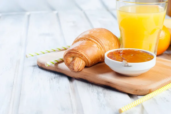 Croissant café da manhã tradicional, e geléia, suco de laranja — Fotografia de Stock