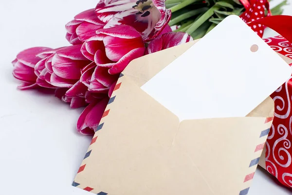 핑크 튤립 및 카드와 함께 선물 꽃다발. — 스톡 사진